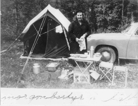 Familjen Lydia och Sven Jansson på bilsemester i slutet på 1950-talet. 