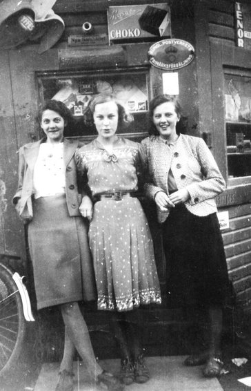 Mildred Lagerlöf, Sonja Franzen och Ketty, gift Sjölund framför Pressbyråns, (Ledins) kiosk i Gångviken. Fotot är från aug. 1939.