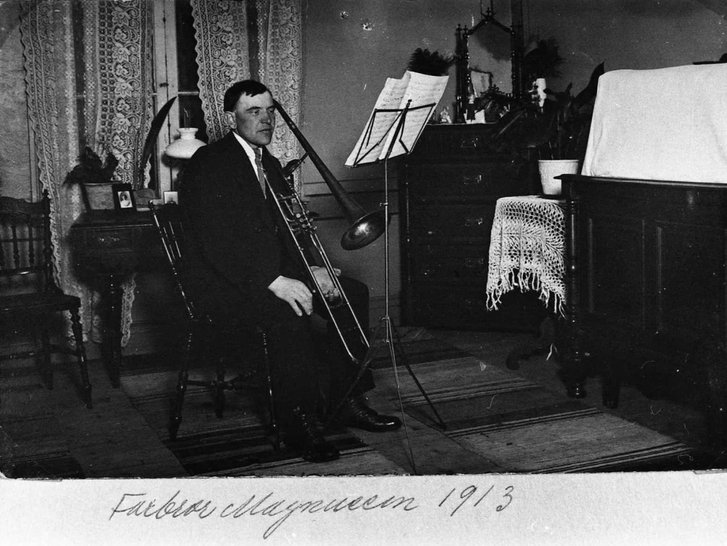 Gustaf Magnusson, musiker i Skönviks blåsorkester med ventilbasun som var en föregångare till trombonen. Fotot från 1913.