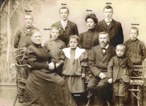 Fam. Nils Olov Larsson i Ljusta.  Nils Olov Larsson, född 1849 gifte sig 1885 med Olivia och de ägde ett jordbruk i Selånger.